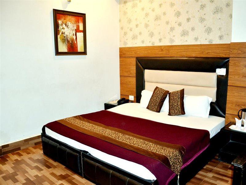 Hotel B.R. Inn Panipat Екстер'єр фото